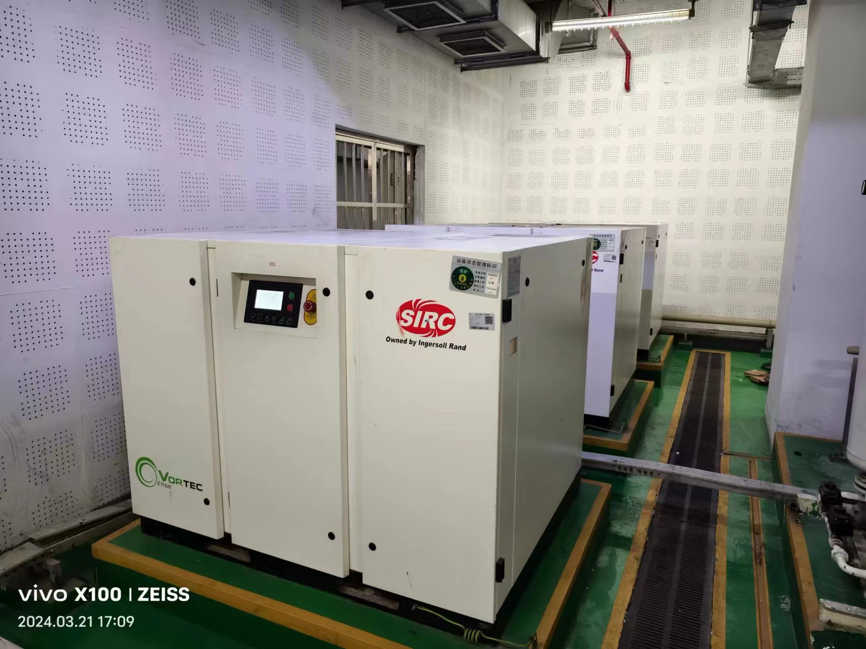 江苏某市级医院使用英格索兰品牌无油螺杆式空压机及后处理系统