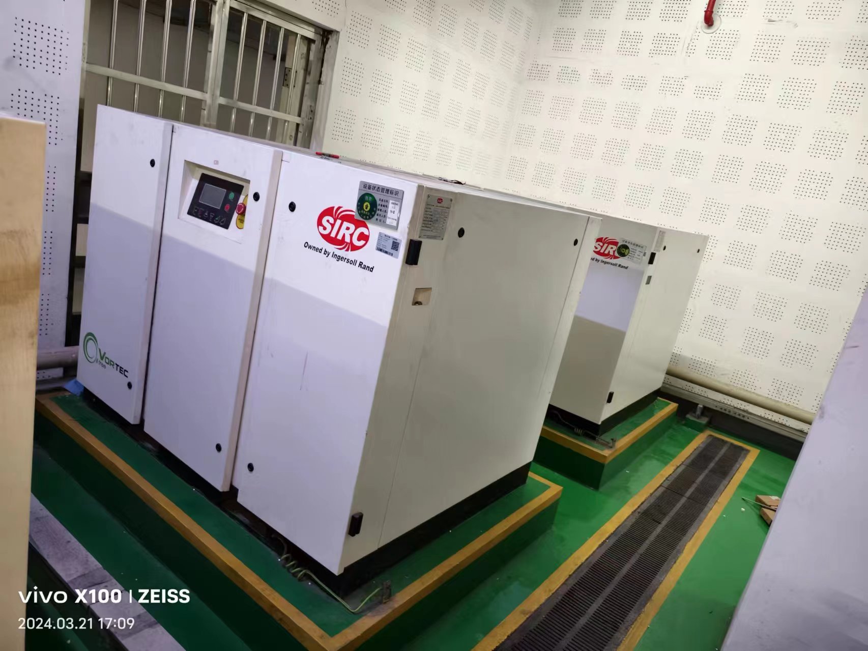 江苏某市级医院使用英格索兰品牌无油螺杆式空压机及后处理系统