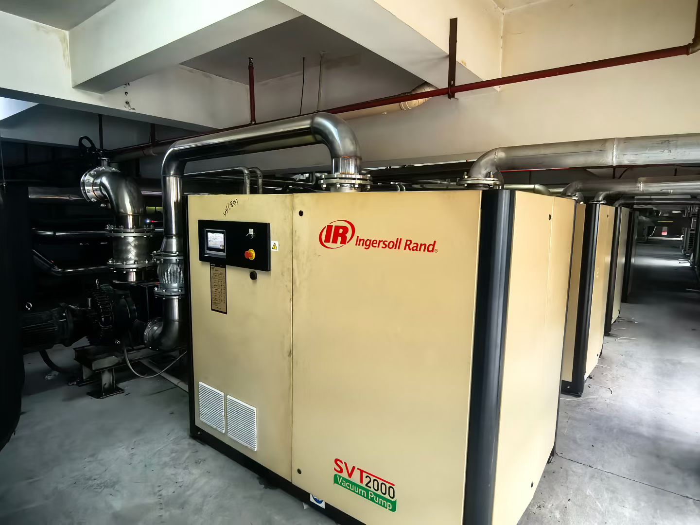 国内某大型客户使用多台SVT油螺杆和罗茨泵组合泵组